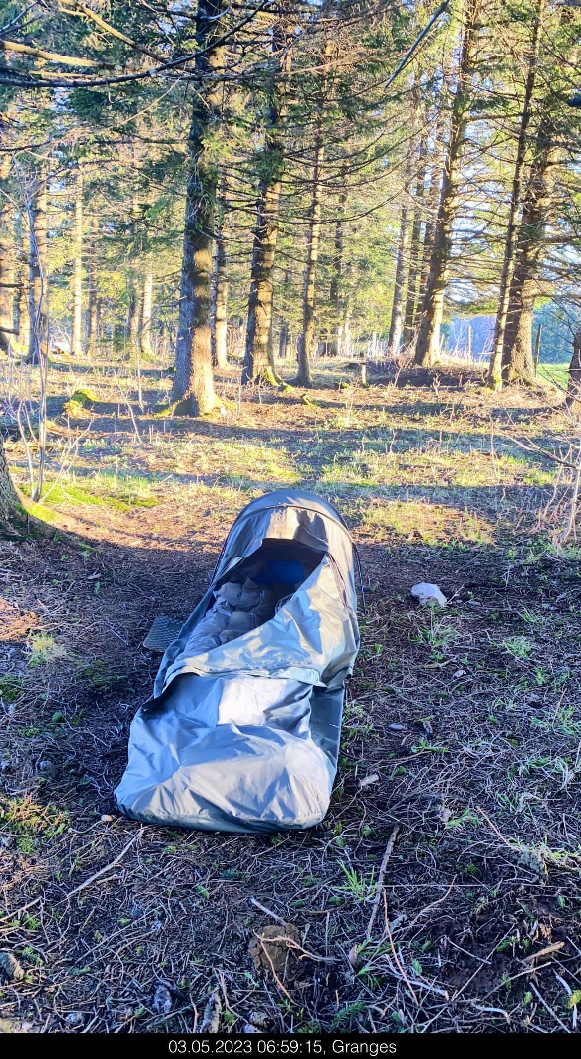 Dispositif de bivouac pour dormir à la belle étoile, mais bien protégé.